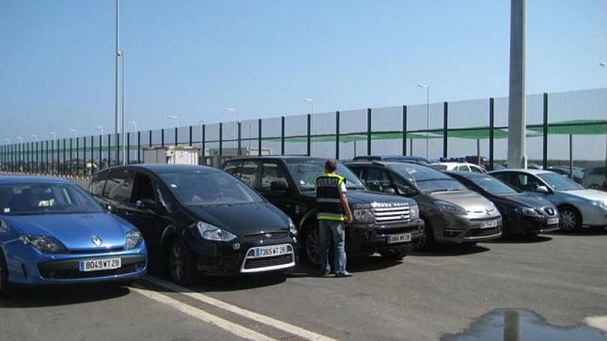 Los vehículos recuperados por la Policía en el puerto de Alicante