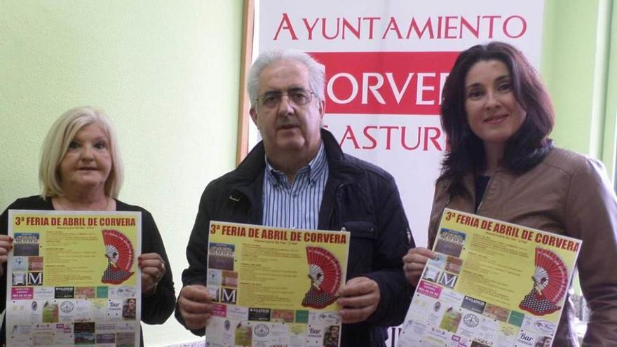 Por la izquierda, Raquel Julias, Rafael Alonso y Mónica Núñez, ayer, durante la presentación de la Feria de Abril.