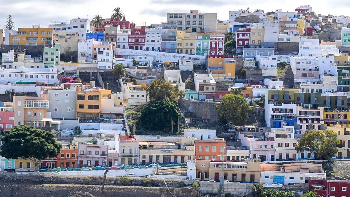 Vista del barrio de San Roque, con el solar donde irá un aparcamiento en el centro de la imagen.