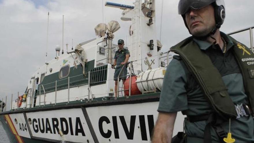 Un agente, frente a la «Río Nalón».