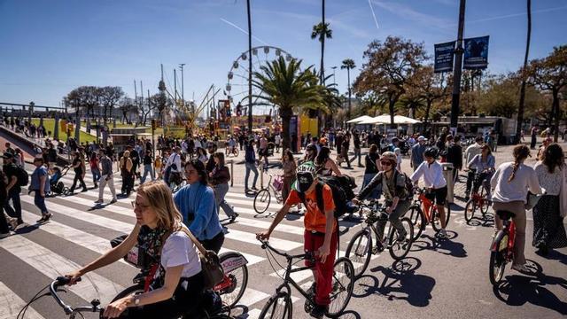 Ambient a la platja i la zona marítima de Barcelona.