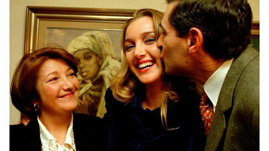 Eduardo besa a su hija Susana, el día que fue elegida fallera mayor de València de 1998, en presencia de su esposa, Mila.