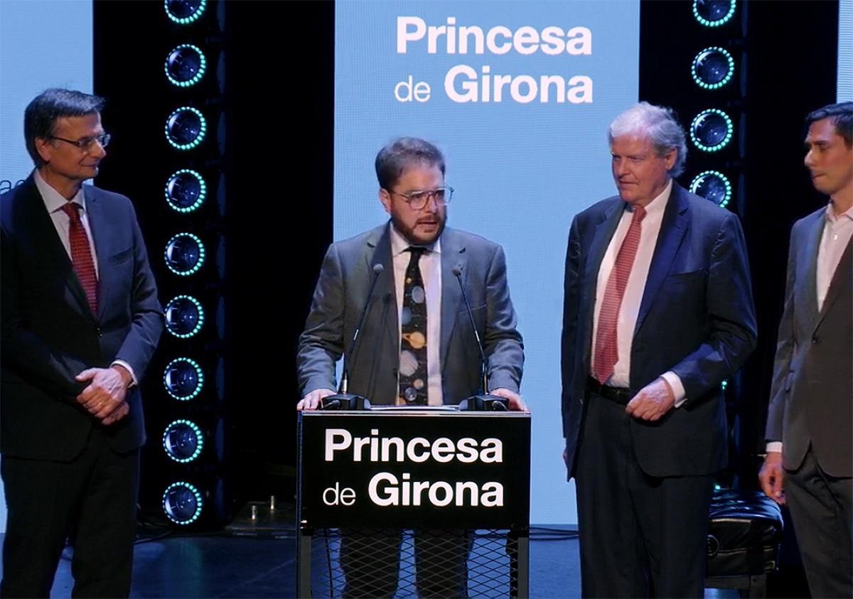 Rafael Luque (seg. por la izq.) tras ser galardonado con el Princesa de Girona.