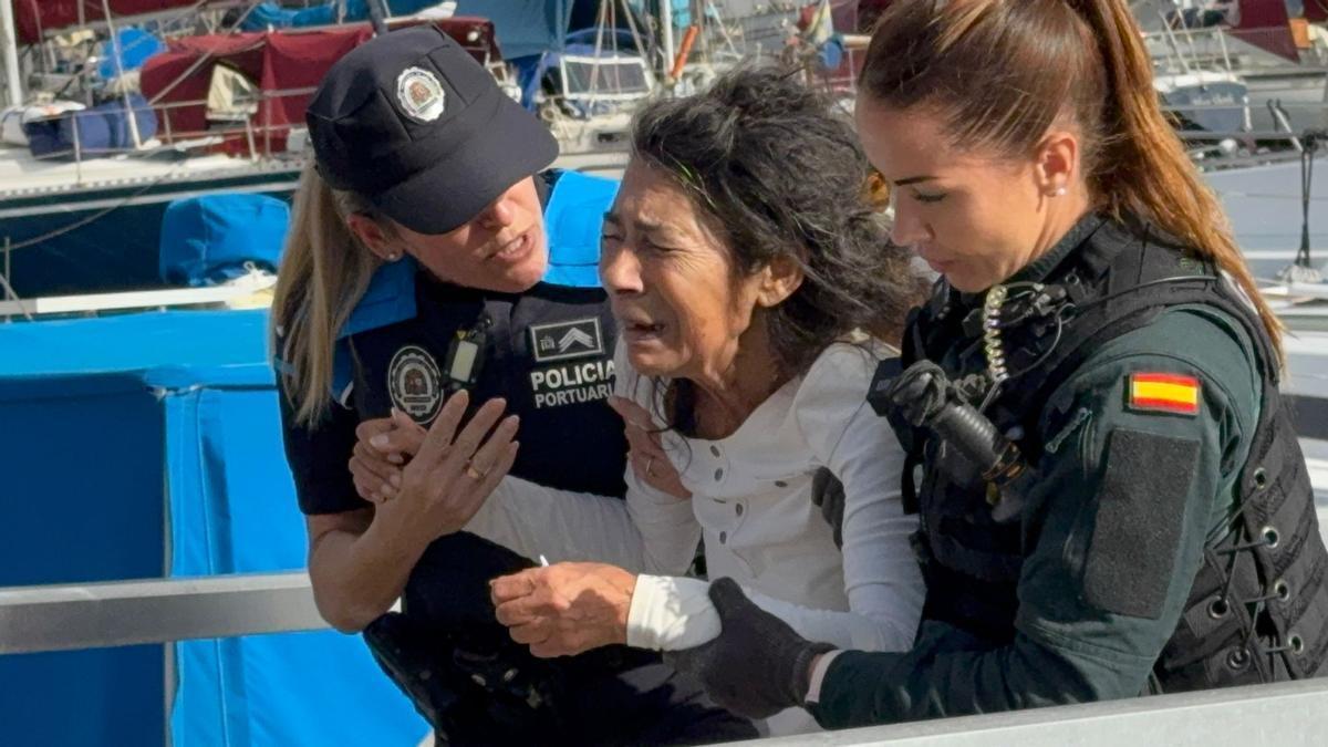 Margarita, con dos agentes, en el momento del desalojo forzoso.