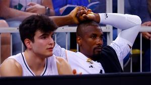 Serge Ibaka, en el banquillo del Real Madrid junto a Hugo González