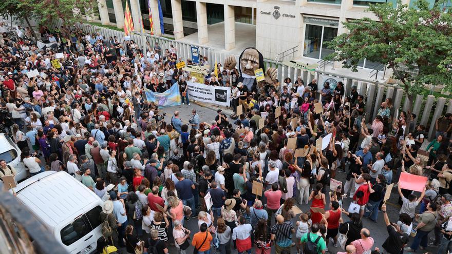 Protesta contra la masificación en Ibiza: «Somos extranjeros en nuestra isla»