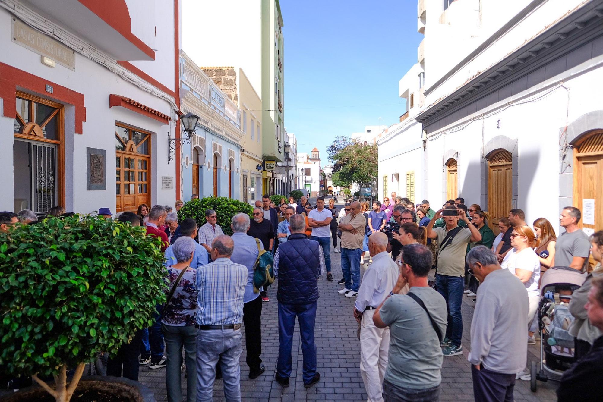 Minuto de silencio y último adiós a la mujer asesinada en La Aldea