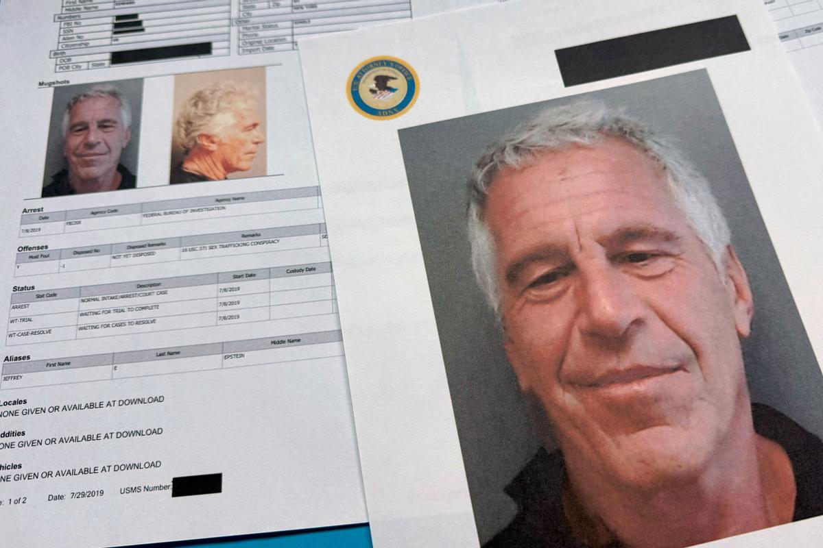 Ficha policial de Jeffrey Epstein.