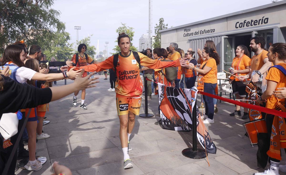 Así fue el recibimiento de los aficionados de Valencia Basket  antes de enfrentarse al  Perfumerías