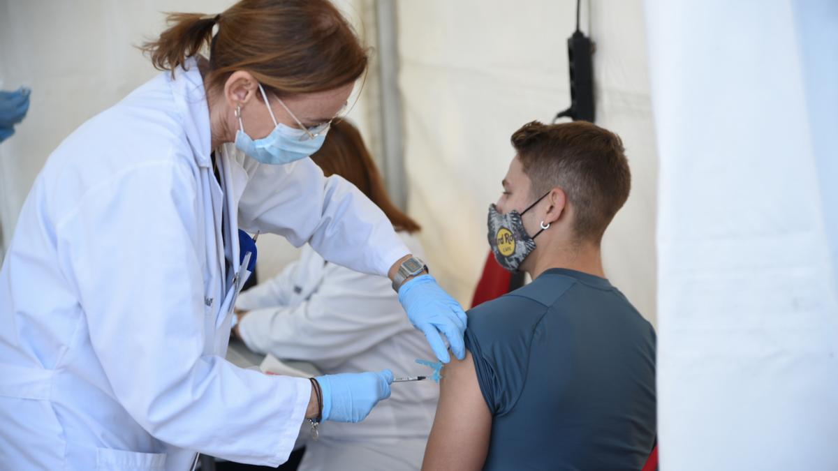 Un joven recibe una vacuna contra el COVID.