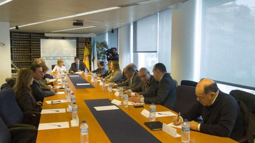 Reunión celebrada ayer entre la Xunta y partidos y colectivos para abordar la anulación del PXOM. // Faro