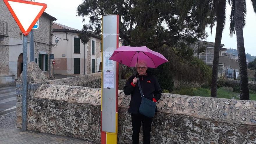 Una usuaria espera el bus en la actual parada de Mancor, que no dispone de marquesina.