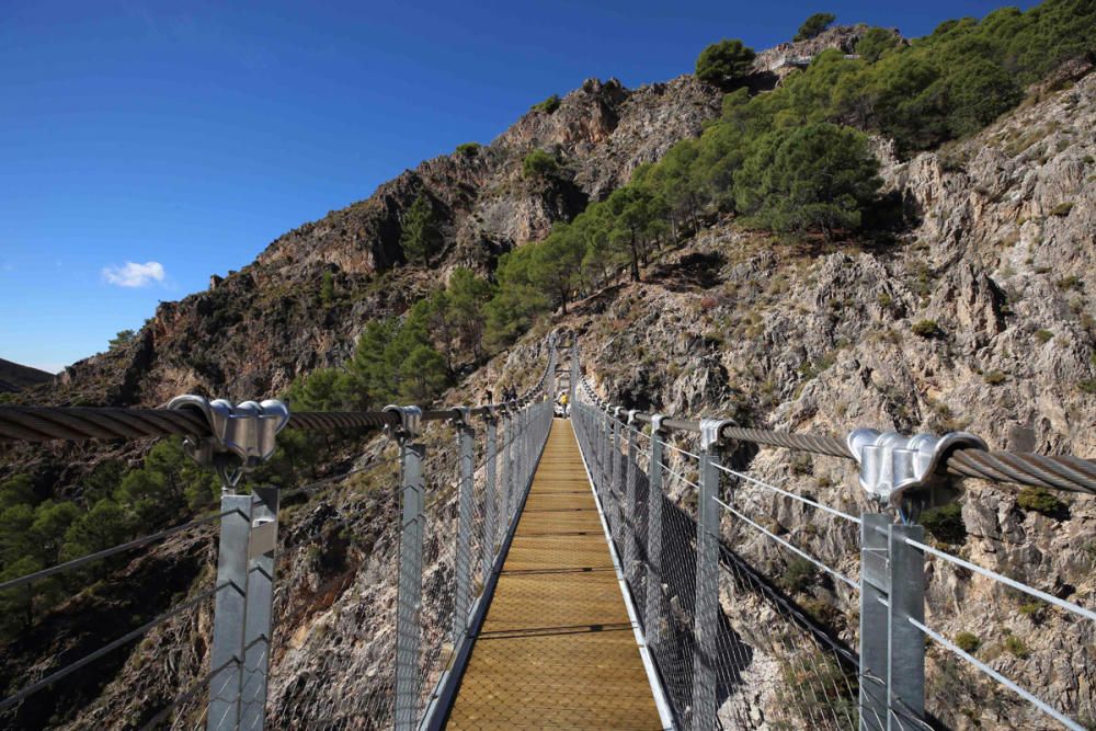 Inauguran el puente colgante de El Saltillo, en la Axarquía