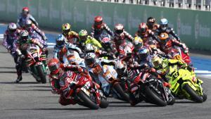 Buriram (Thailand), 28/02/2026.- Spanish MotoGP rider Marc Marquez (Front L) of Ducati Lenovo Team and Italian MotoGP rider Marco Bezzecchi (Front R) of Aprilia Racing in action during the MotoGP sprint race of the Motorcycling Grand Prix of Thailand at Chang International Circuit, Buriram province, Thailand, 28 February 2026. (Motociclismo, Tailandia) EFE/EPA/RUNGROJ YONGRIT