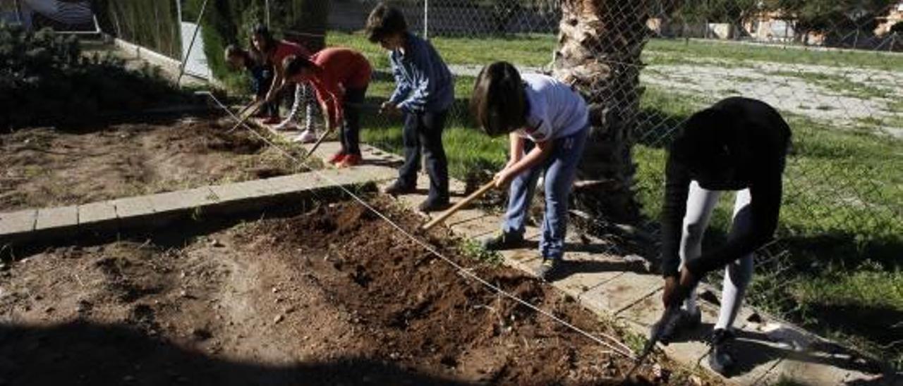 Niños en el gran patio del colegio público Sector Aéreo del barrio de Tres Forques.