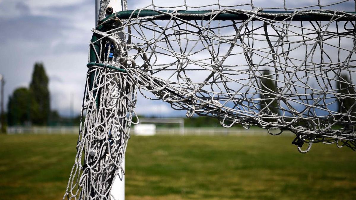 Una fotografía muestra el campo del club de fútbol amateur &quot;FC Parisis&quot; en el centro de entrenamiento del club, en Herblay, París, en el 45º día de un encierro en Francia destinado a detener la propagación de la pandemia COVID-19, el nuevo coronaviru