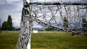 Una fotografía muestra el campo del club de fútbol amateur FC Parisis en el centro de entrenamiento del club, en Herblay, París, en el 45º día de un encierro en Francia destinado a detener la propagación de la pandemia COVID-19, el nuevo coronaviru