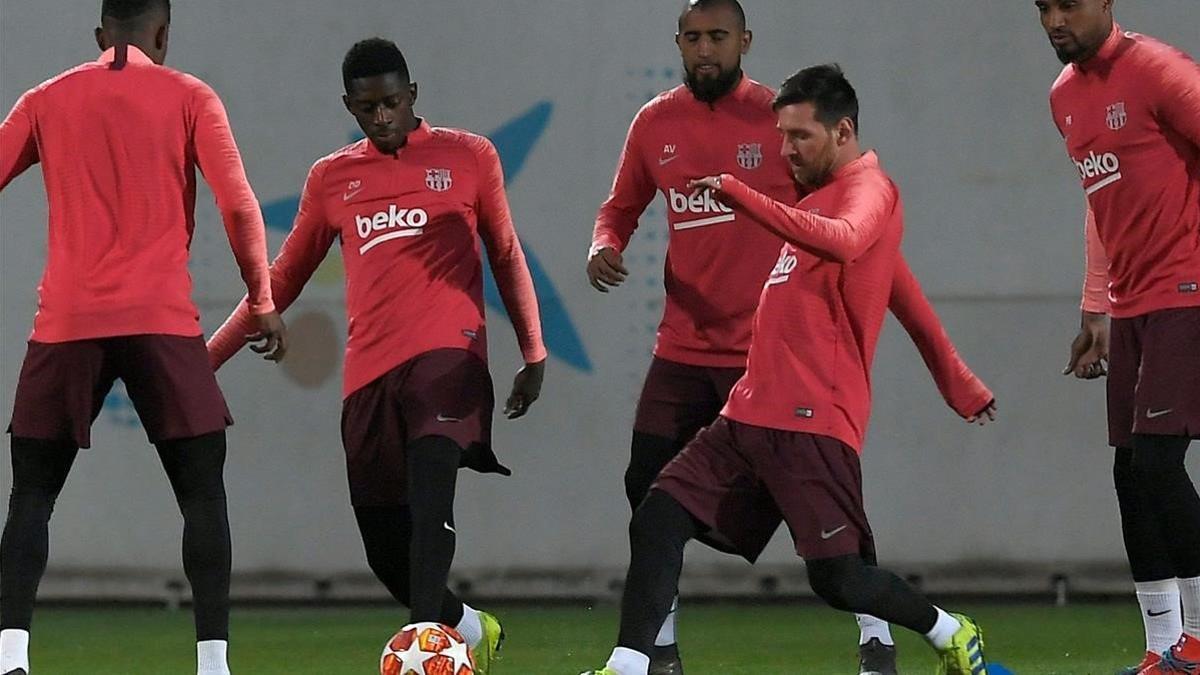 Dembélé entre Arturo Vidal y Messi en el último entrenamiento del Barça antes de la cita con el Lyón en el Camp Nou.