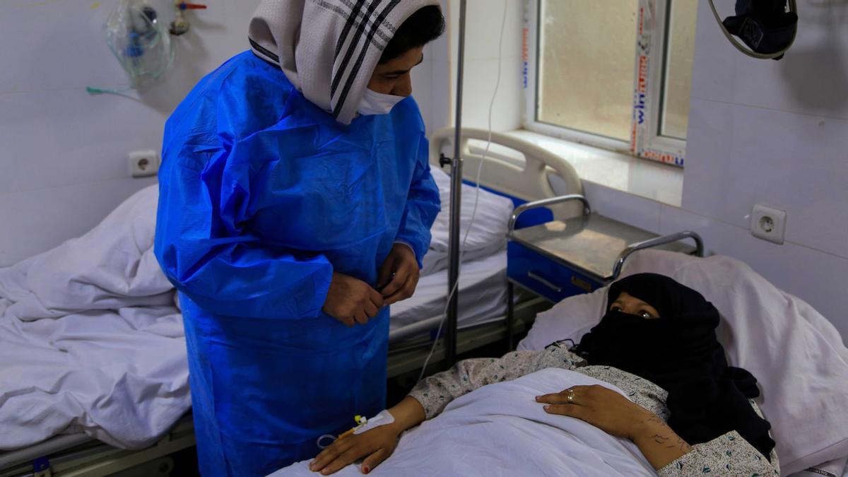 Atención sanitaria en un hospital de Kabul (Afganistán).