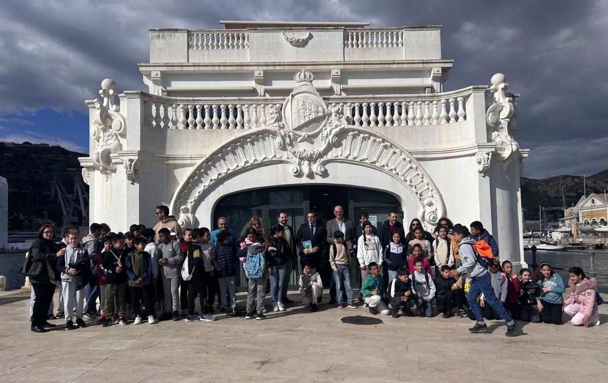 Uno de los grupos de estudiantes que visitó el Puerto de Cartagena en 2025.