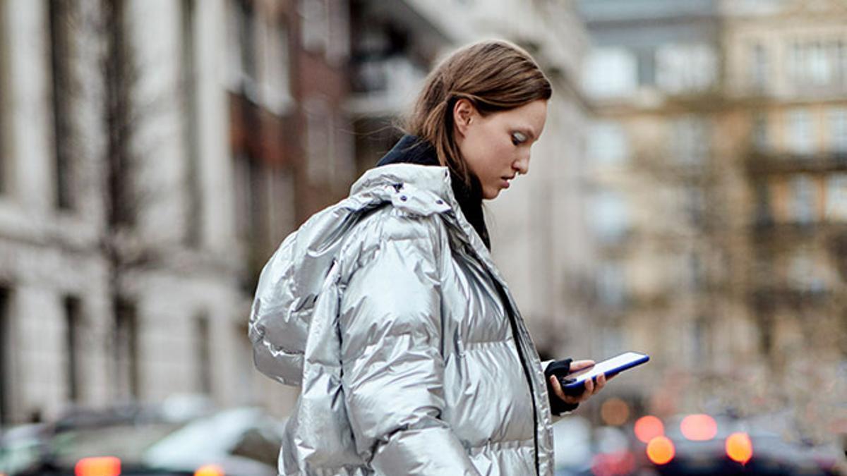 Abrigo de plumas en el street style de Londres