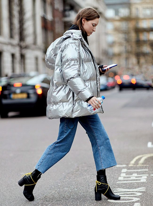 Abrigo de plumas en el street style de Londres