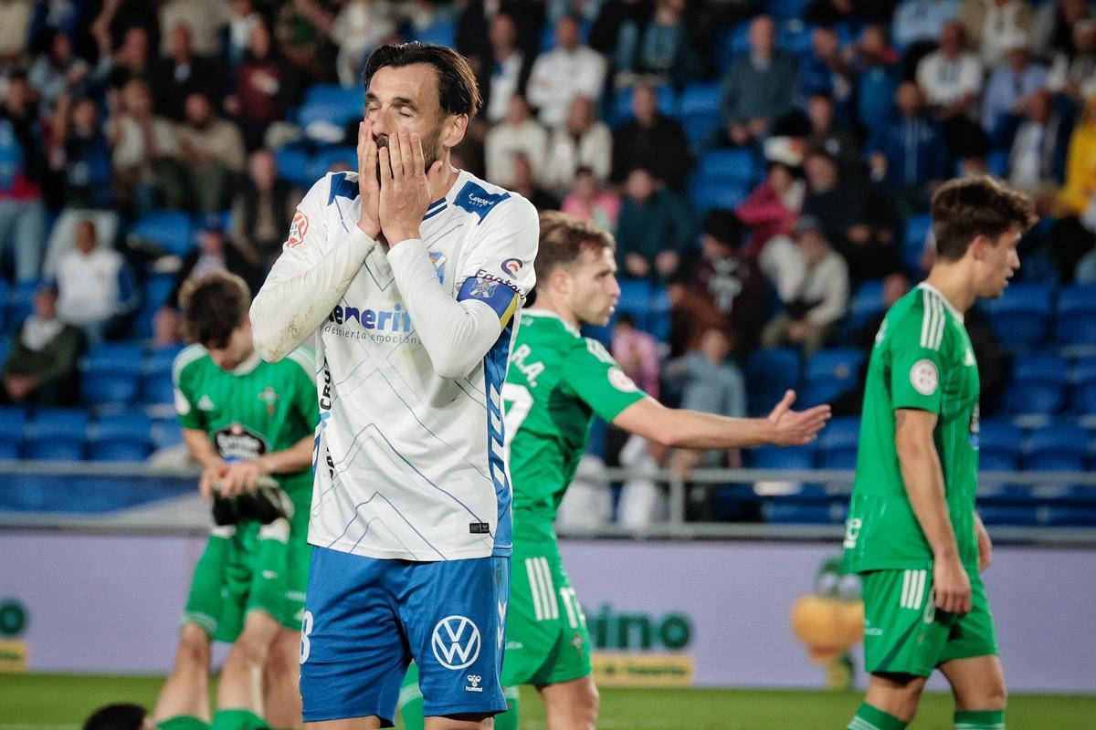 Enric Gallego se lamenta tras una oportunidad perdida en el partido contra el Racing Ferrol.