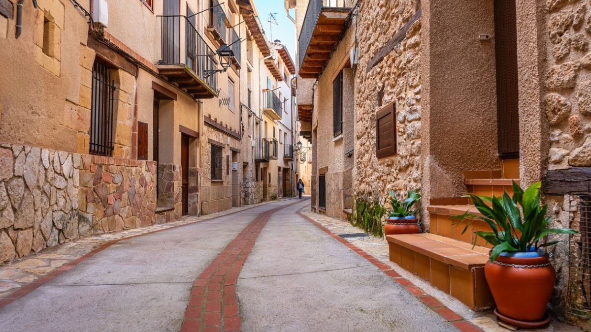 El cartel de un pequeño pueblo de Teruel que ha dado la vuelta a España: "Si no puedes soportarlo..."