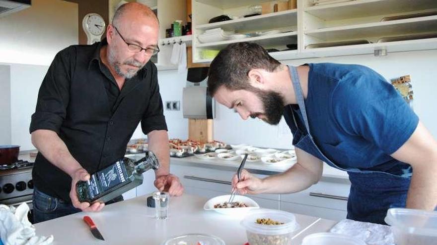 Kike Rojo y Carlos Gallego, ayer, preparando sus creaciones.