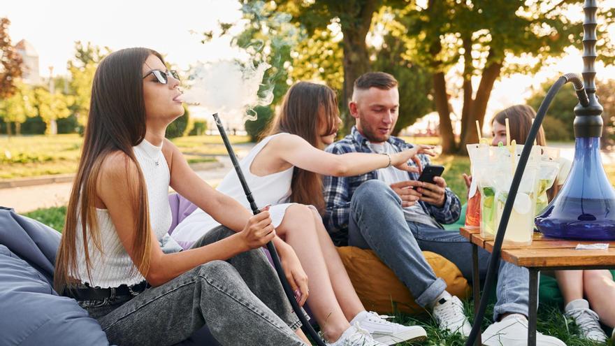 Expertos alertan de que una sesión de cachimba equivale a inhalar 200 veces el humo de un cigarrillo