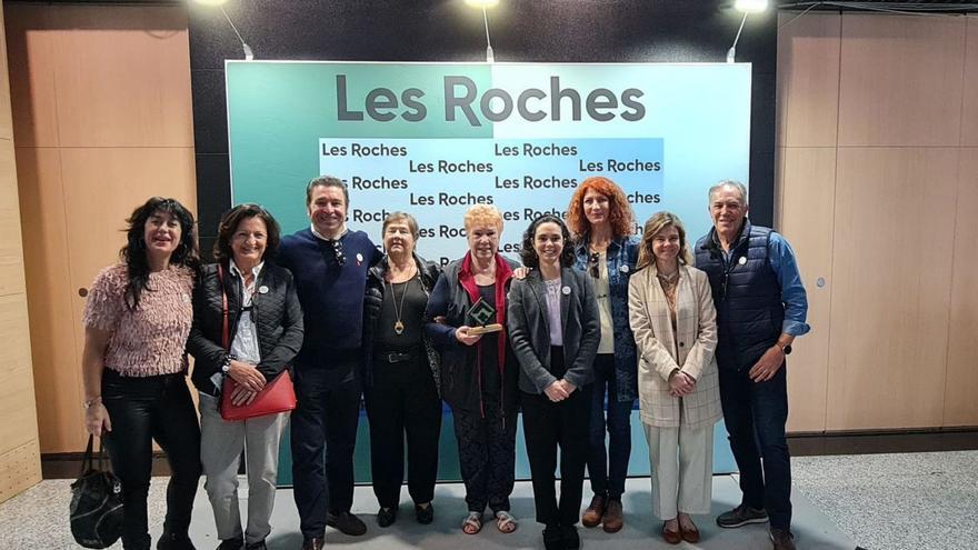 Integrantes de ProDunas, con el premio que le ha concedido Les Roches.