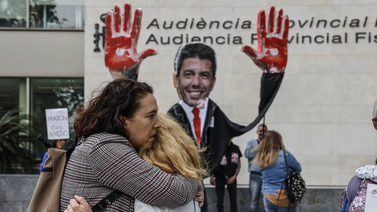 Víctimas de la dana se abrazan frente a la Ciudad de la Justicia