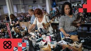 En la UAB Ambiente típico de rebajas y grandes colas en un outlet efímero de la cadena de zapaterías Casas