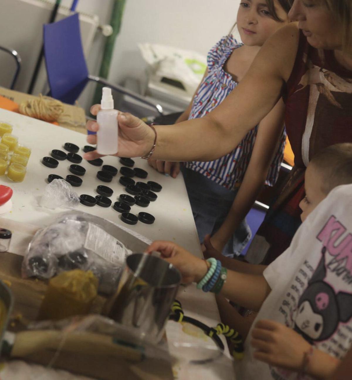 Los participantes elaborando cremas de lavanda. | ALBA PRIETO
