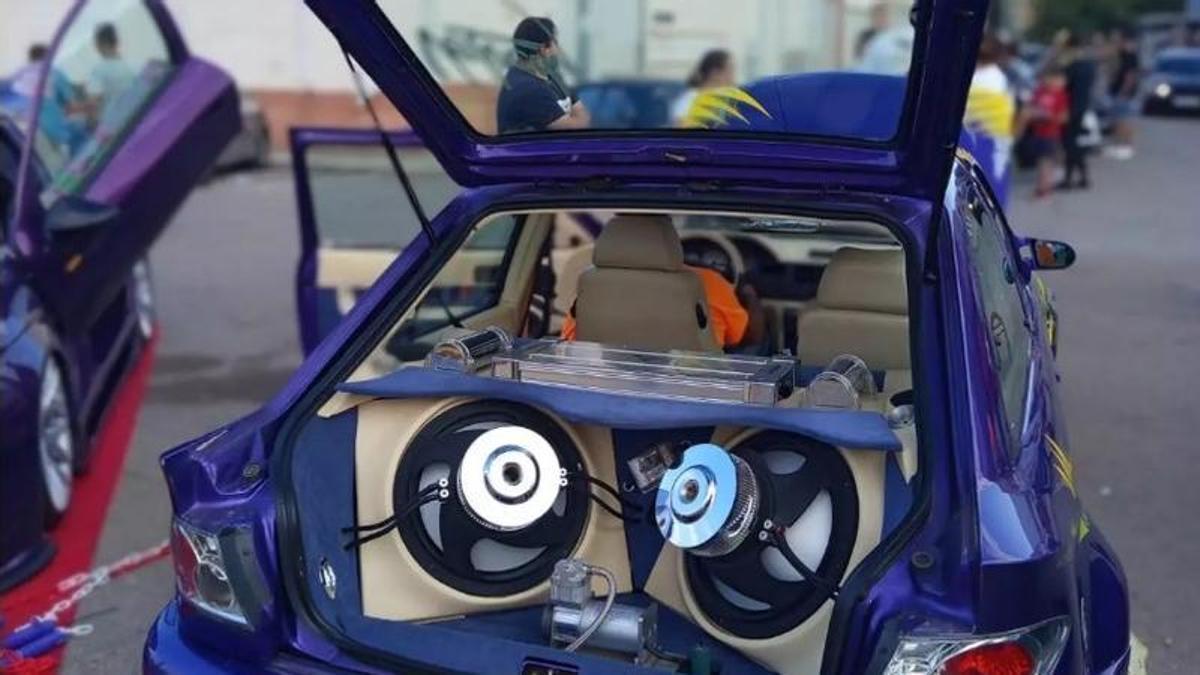 Coche participante en una concentración de tuning.