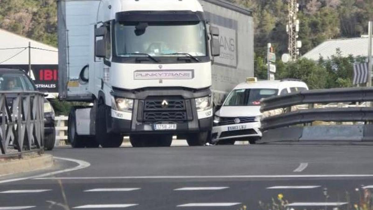 Una imagen de la colisión entre el taxi y el camión.