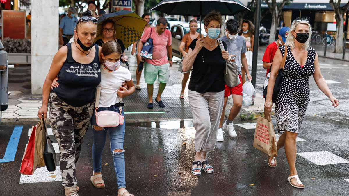 La lluvia torrencial en Formentera provoca más de 15 salidas de los bomberos por inundaciones