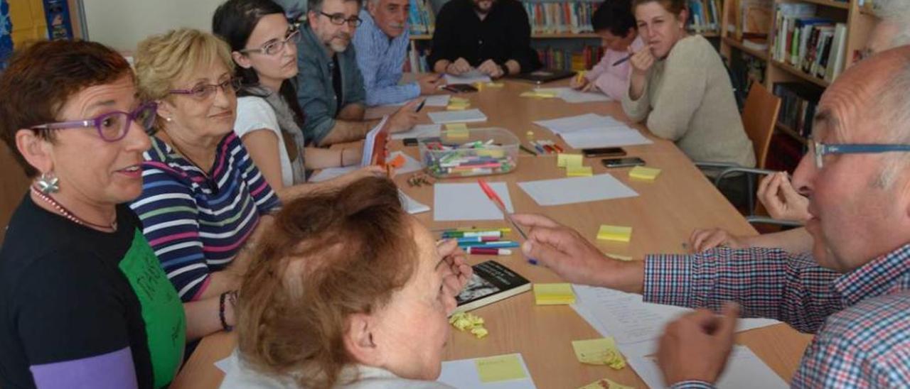 Parte del grupo de enfoque que ayer se estrenó en Lastres, debatiendo sobre participación ciudadana.