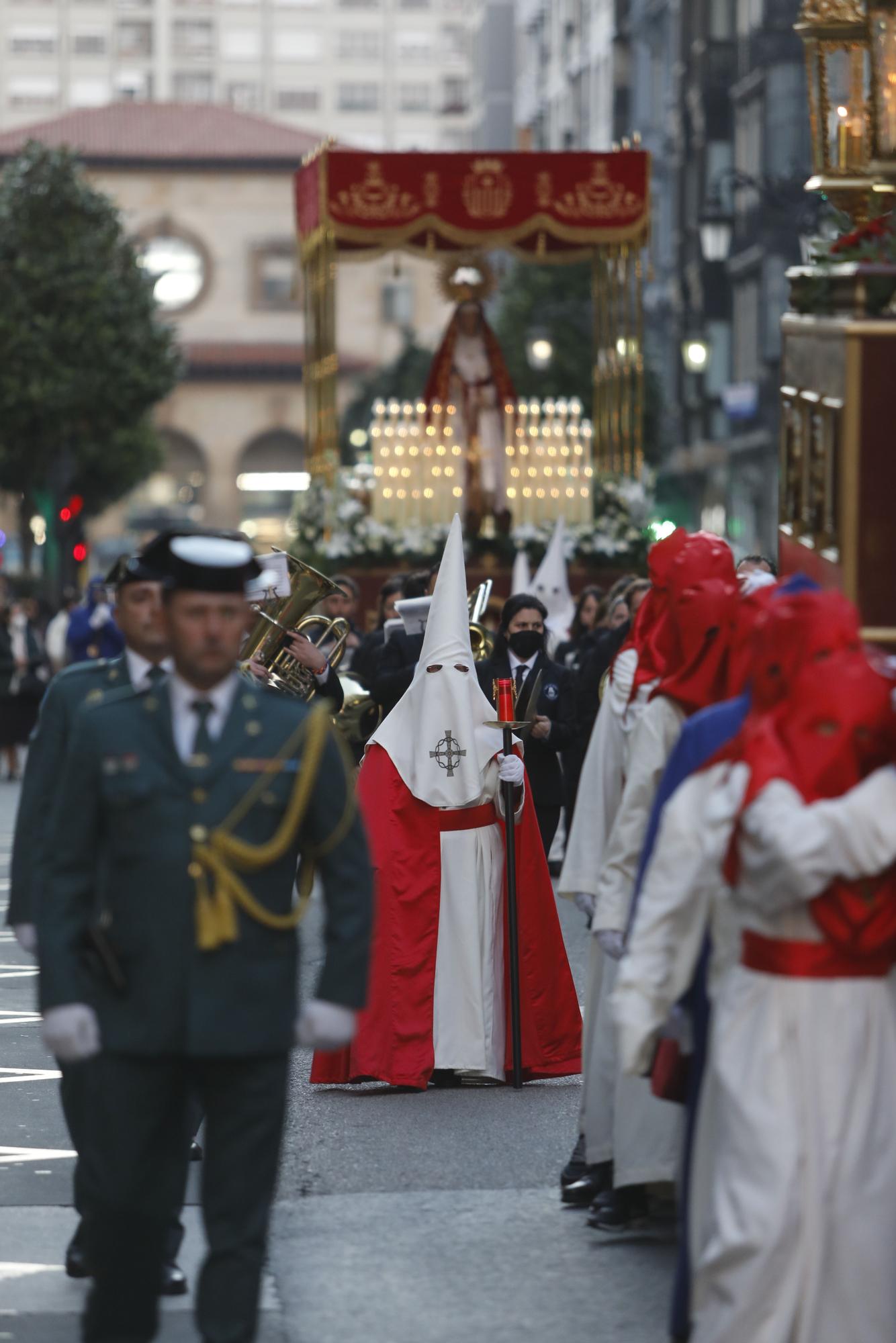 EN IMÁGENES: La imagen de Jesús Cautivo vuelve a recorrer las calles de Oviedo