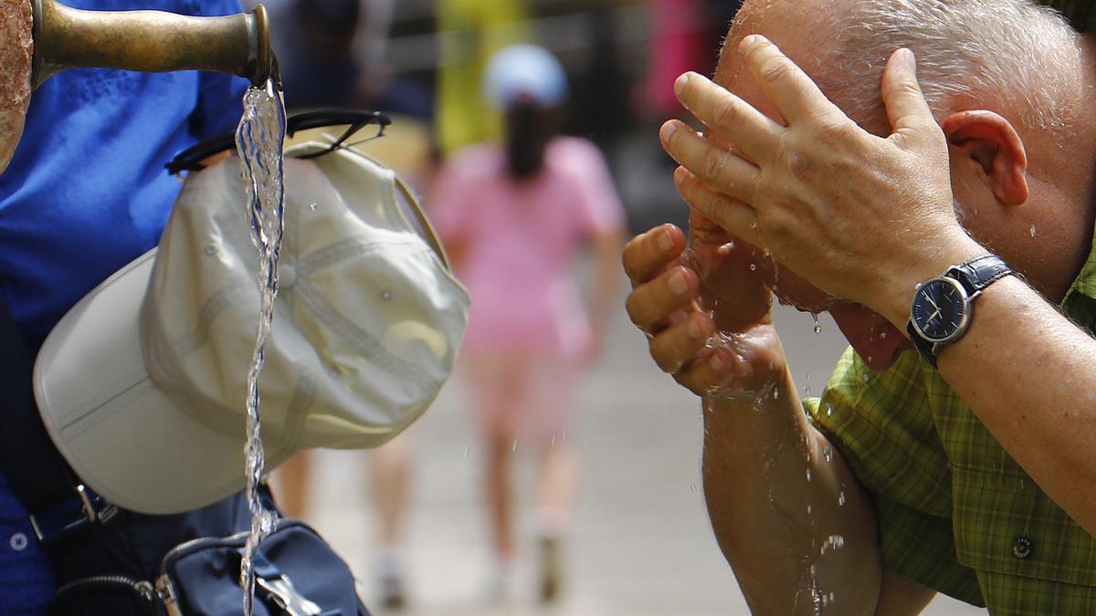 Un hombre se refresca del calor.