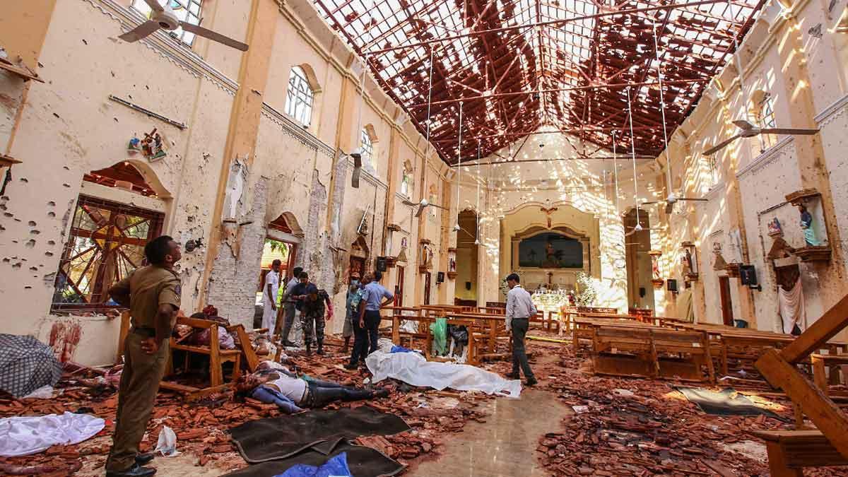 Interior de la iglesia de San Sebastián en Colombo, Sri Lanka,  tras la explosión.