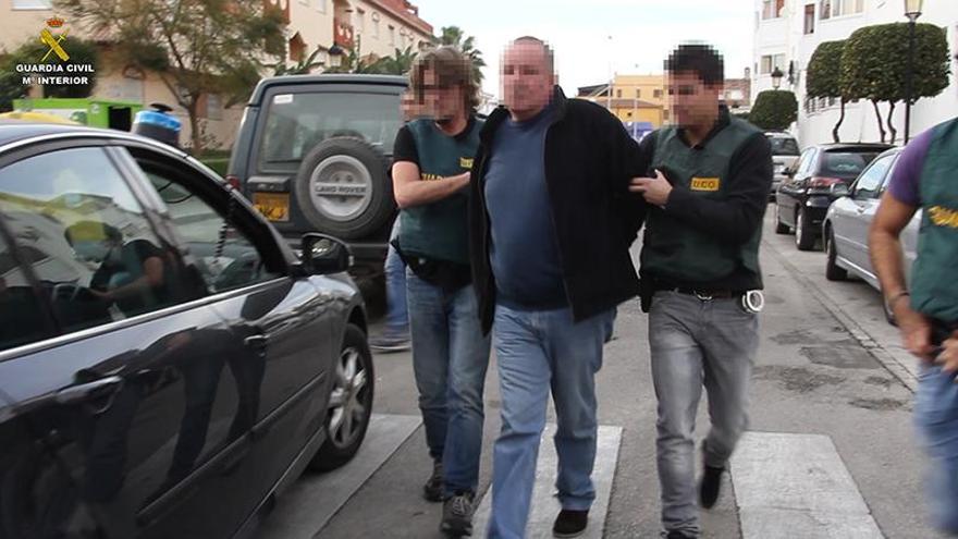 Momento en el que Trevor Moore ha sido detenido por agentes de la Guardia Civil.