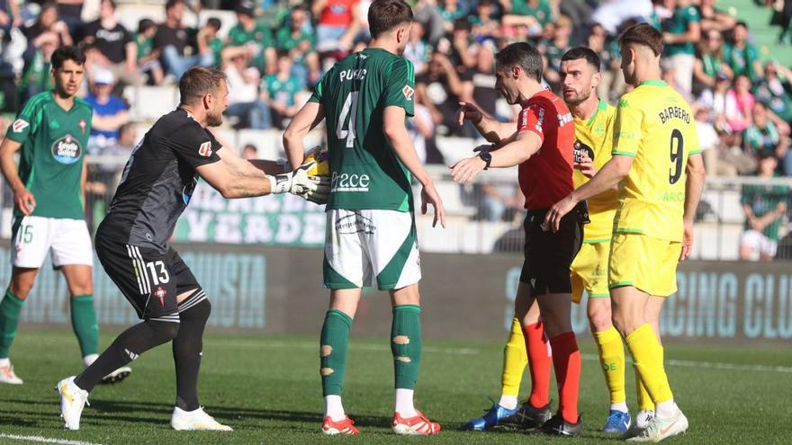 Pablo Vázquez y Barbero intentan hablar con el colegiado, mientras Yoel ya se dispone a sacar tras el gol anulado. | Iago López