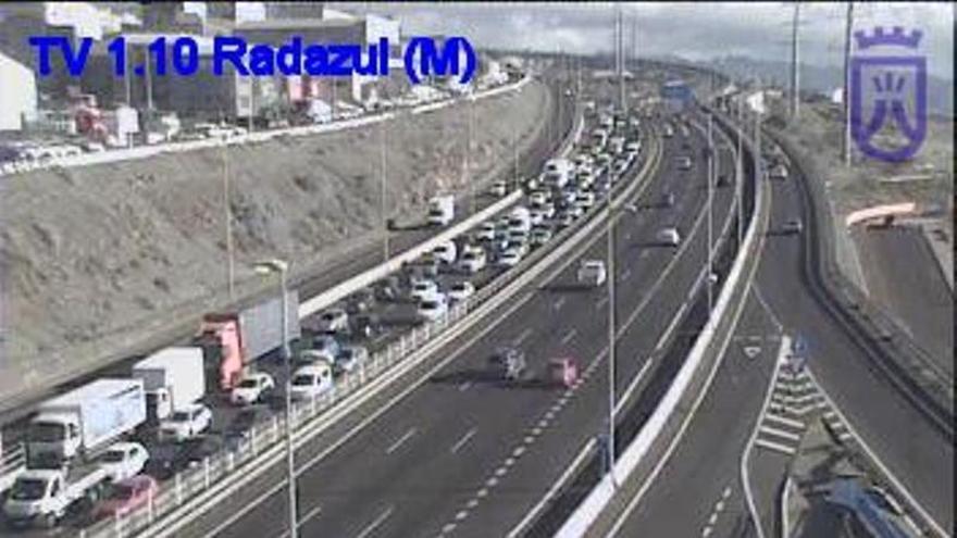 Multi-Vehicle Crash Blocks South Tenerife Highway, Injuries Reported