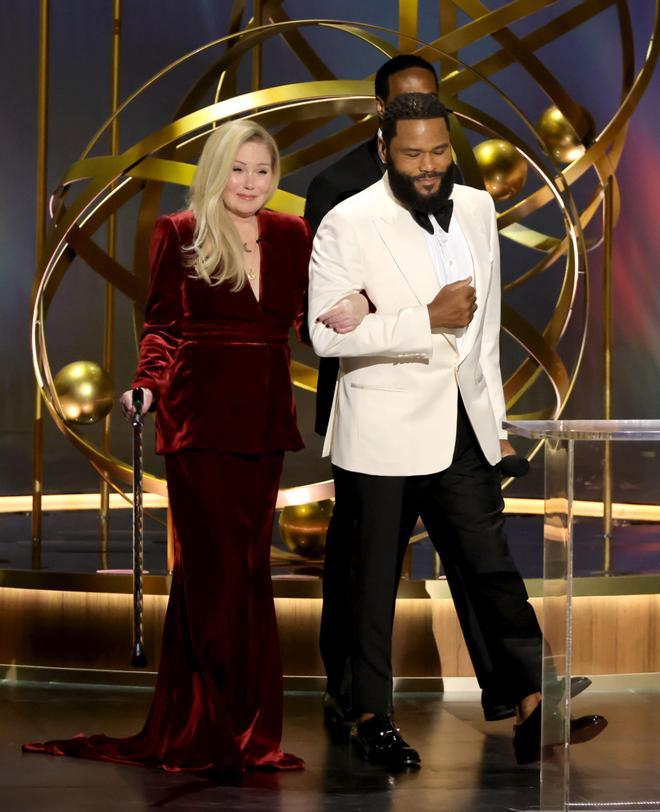 El presentador de la gala, Anthony Anderson, acompaña a Christina Applegate sobre el escenario de los Premios Emmy 2023