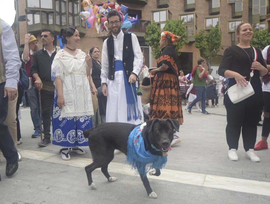 Ambiente en la plaza del Teatro Romea en el Bando