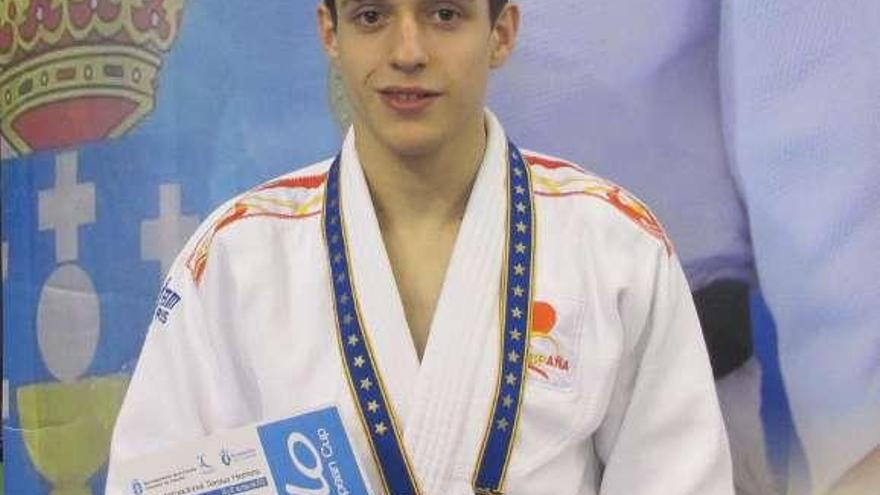 Miguel Riopedre, con su medalla. / la opinión