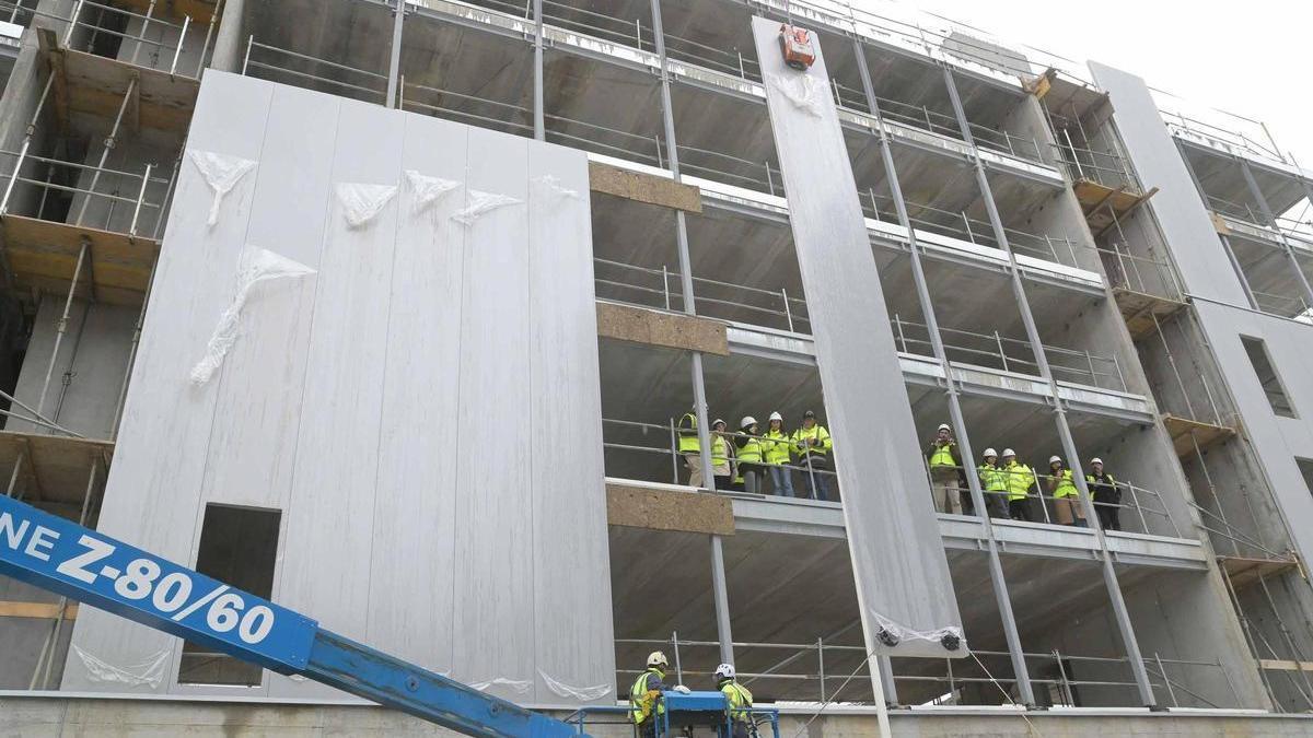 Montaje de las fachadas prefabricadas en pisos de promoción pública en Xuxán.