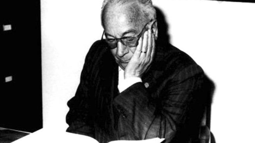 Xosé María Díaz Castro lendo. / FdV