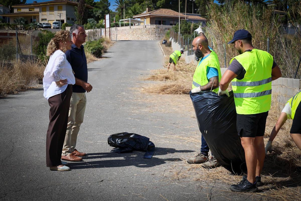 La alcaldesa y el concejal de Urbanimo supervisan los trabajos de limpieza de imbornales y barrancos en Torrent.
